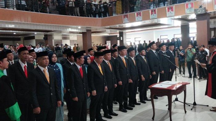 Sebanyak 40 anggota DPRD terpilih pada pemilihan legislatif 2024 kemarin, dilantik, di ruang rapat Paripurna kantor DPRD Polman, Jl Andi Depu, Kelurahan Takatidung, Rabu (28/8/2024).