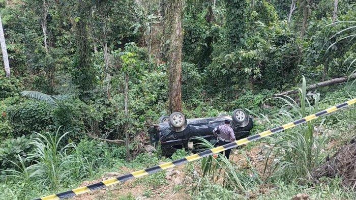 Sebuah mobil terguling kedalam jurang sedalam 13 meter di Dusun Lekke Desa Kelapa Dua Kecamatan Anreapi, Polman, Sulbar, Selasa (16/04/2024). Dok Fahrun.