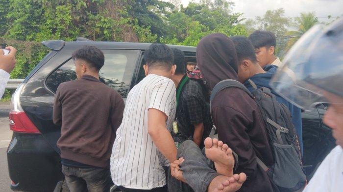 Seorang massa aksi yang tumbang segera dilarikan ke rumah sakit saat terjadi bentrok dengan aparat penegak hukum di depan kantor Gubernur sulbar