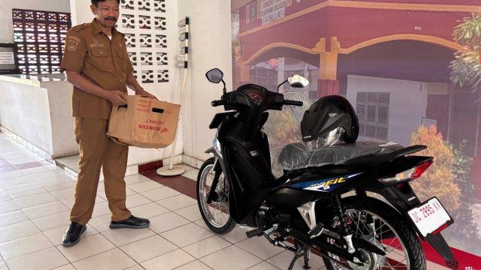 Sepeda motor Honda Revo hadiah dari Pemkab Polman untuk bidan teladan Rusmiati Aminuddin