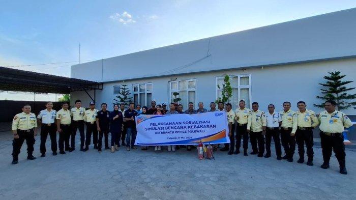 Peserta simulasi penanganan kebakaran di kantor BRI Cabang Polewali, Jl Ahmad Yani, nomor 8, Kelurahan Takatidung, Polman, Sulbar, Sabtu (18/5/2024).