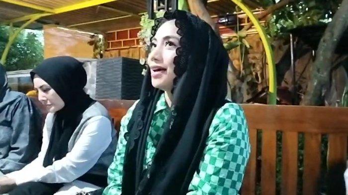 Siti KDI bersama rombongan saat tiba di kediaman Andi Bebas Manggazali di Jl Tritura, Kelurahan Madatte, Kecamatan Polewali, Polman, Selasa (4/6/2024) sore. Dok Fahrun.