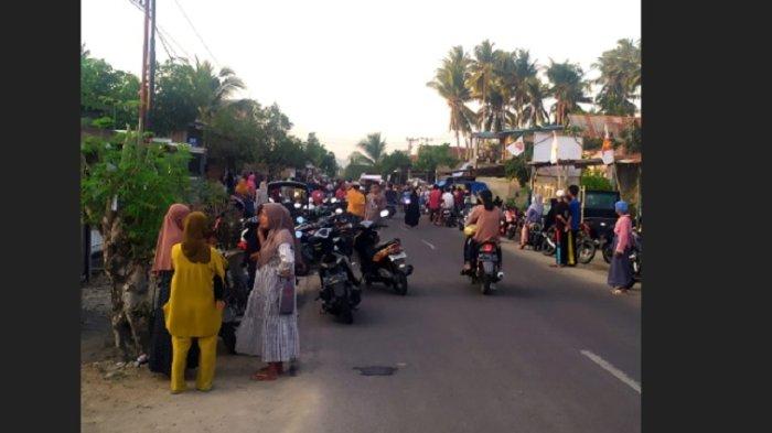 Situasi di sekitar rumah Sekdes Desa Baru Luyo usai ditikam