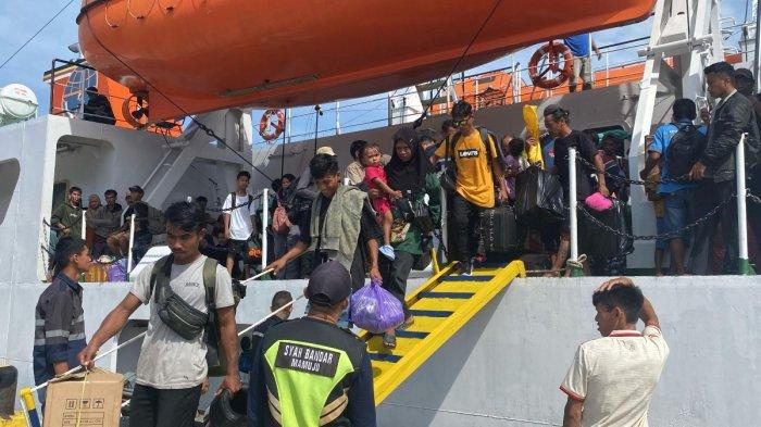 MUDIK LEBARAN 2025 - Situasi penumpang Kapal Sabuk Nusantara 111 saat turun dari kapal di Pelabuhan Mamuju, Jl Yos Sudarso, Kelurahan Binanga, Kecamatan Mamuju, Kabupaten Mamuju, Sulawesi Barat (Sulbar), Jumat (28/3/2025). Jumlah penumpang di puncak arus mudik meningkat dua kali lipat dari biasanya.