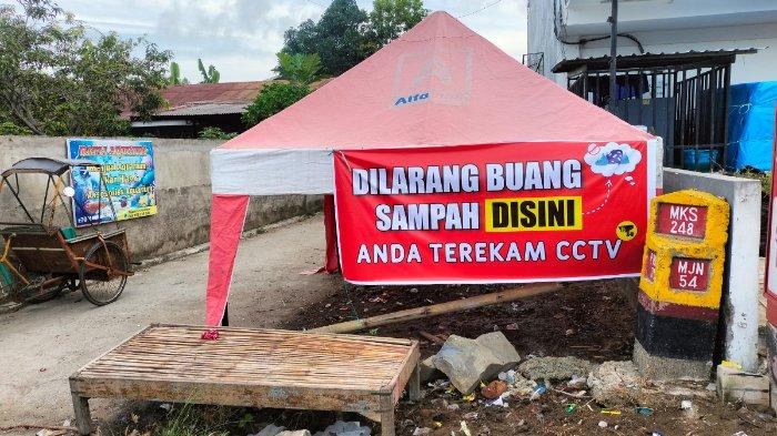 Spanduk larangan buang sampah sembarangan tempat kini mulai banyak terpasang di Kecamatan Polewali, Kabupaten Polewali Mandar (Polman), Sabtu (23/2/2024).