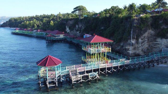 Pemandangan indah Pantai Dato Majene dengan pasir putih bersih dan air laut yang jernih, sempurna untuk bersantai dan menikmati alam.