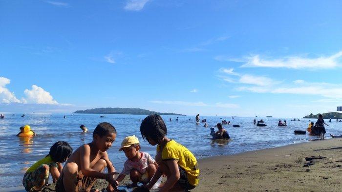 Pengunjung Wisata Pantai Manakarra Mamuju: Perlu Kamar Mandi Bilas dan  Tempat Ganti - Halaman 3 - Tribun-sulbar.com