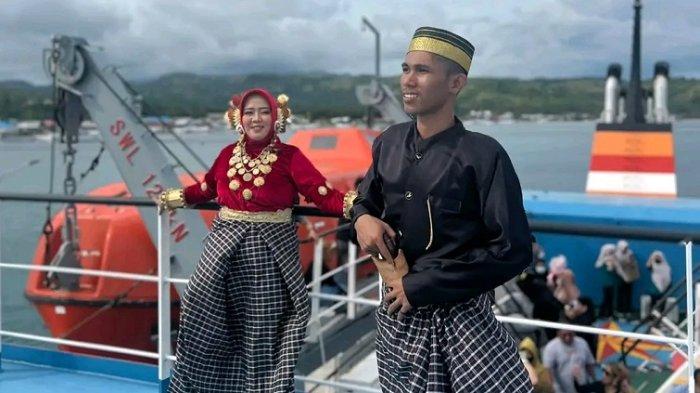 KISAH CINTA VIRAL - Suasana Praweding Bojes dan Lia di Kapal Motor (KM) Sabuk Nusantara di Pelabuhan Passarang, Kecamatan Banggae, Kabupaten Majene, Provinsi Sulawesi Barat (Sulbar), Sabtu (15/2/2025). Keduanya viral setelah Lia yang menangis dan tak merelakan Bojes pergi meninggalkan dirinya hingga terjadi tarik-menarik disaksi penumpang kapal.