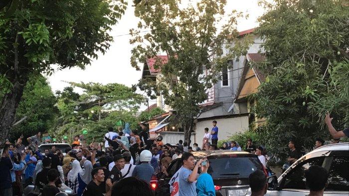 Suasana arak-arakan pendukung AST-RITA setelah klaim memang Pilkada Majene 2024, Rabu (27/11/2024).