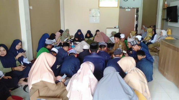 Suasana di rumah duka korban tersengat listrik di Pasangkayu