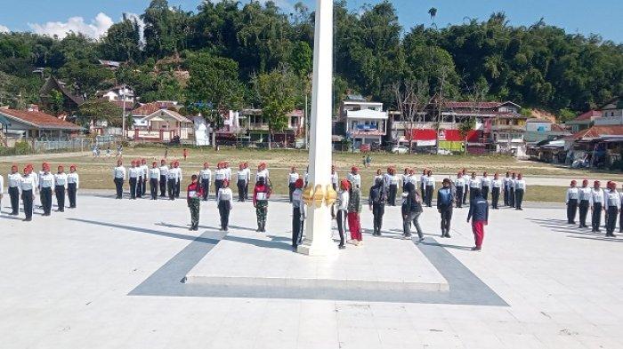 Suasana latihan Paskibraka Mamasa dihari ke-7 di Lapangan, Tribun Kondosapata, Kelurahan Mamasa, Minggu, (13/8/2023).
