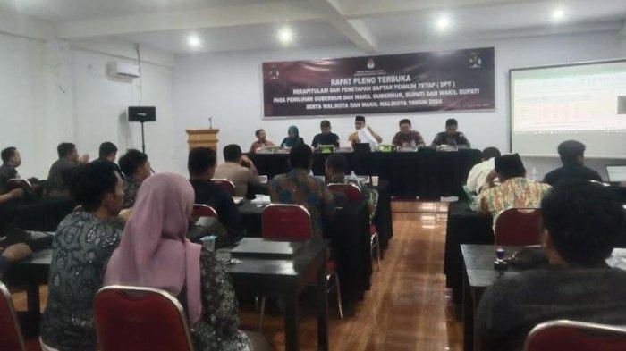 Suasana rapat pleno terbuka penetapan DPT 5 Kecamatan Mamuju Tengah di Aula Wisma Tiga Putra Belawa, Desa Topoyo, Kecamatan Topoyo, Kabupaten Mamuju Tengah, Sulawesi Barat, Jumat (20/9/2024).
