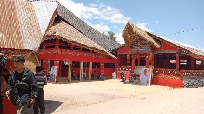 Suasana rumah duka, Obednego Depparinding, di Desa Tondok Bakaru, Kecamatan Mamasa, Kabupaten Mamasa.