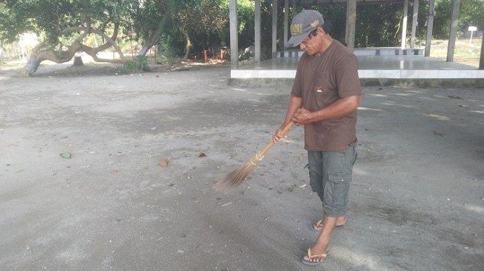 Sudirman pilih dibolehkan buka warung di pantai wisata ketimbang digaji.