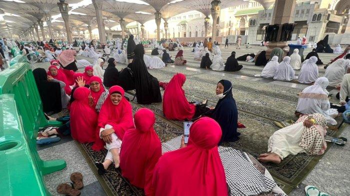 JAMAAH LOMBOK - Selusin jamaah Kloter 2 LOP asal Embarkasi Lombok, Nusa Tenggara Barat (NTB) memilih beri'tiqaf di pelataran depan Masjid Nabawi, Madinah. Suhu 46 derajat kota Madinah dan pekan terakhir bulan Dzulhijjah 1444 H, memantik kepadatan jamaah di Masjid Nabawi.