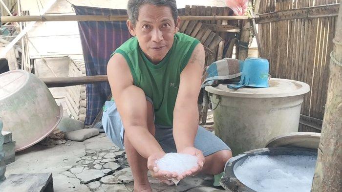 Warga Dusun Lelupang, Desa Lagi-Agi, Kecamatan Campalagian, berkumpul di sumur yang diduga telah diracun, Selasa (12/9/2023). Fahrun.