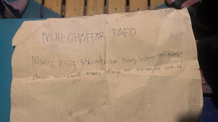 PENEMUAN BAYI - Surat berisi pesan haru orangtua yang buang bayinya ke depan rumah warga Kabupaten Majene, Sulawesi Barat, Kamis 15 Mei 2025 malam.