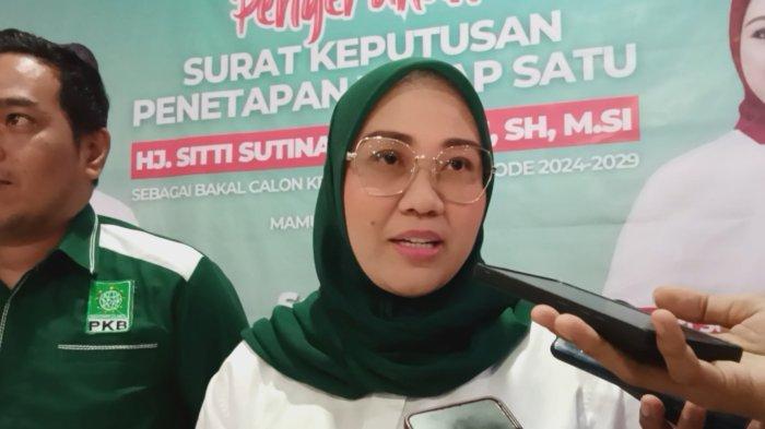 Sutinah Suhardi saat ditemui wartawan usai menerima surat tugas DPP PKB sebagai calon bupati Mamuju 2024 di salah satu rumah makan di Mamuju, pada Senin (3/6/2024).