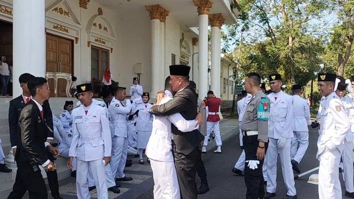Tangis haru anggota Paskibraka Polman usai sukses melaksanakan tugas pada Upacara Kenaikan Bendera HUT RI ke- 79, di Lapangan Pancasila Jl Ratulangi, Kelurahan Pekkabata, Polman, Sulawesi Barat (Sulbar), Sabtu (17/8/2024).