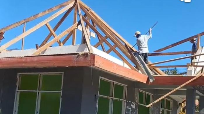 KANTOR DIBONGKAR - Tangkap layar video proses pembongkaran Kantor Lurah Sumarorong, Kecamatan Sumarorong Kabupaten Mamasa, Sabtu (26/07/2025). Berdasarkan keterangan Andi Waris Tala dalam video tersebut, kantor dibongkar lantaran dibangun diatas tanah milik orang lain. 