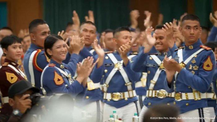 Para taruna yang bertugas di upacara parade senja Akmil Magelang, Jawa Tengah, bersorak karena mendapat libur empat hari dari Presiden Prabowo, Jumat (25/10/2024).