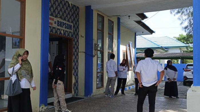 Tenaga Honorer Dishub saat datangi kantor BKPSDM di Kecamatan Banggae, Kabupaten Majene, Sulbar, Rabu (15/1/2025).