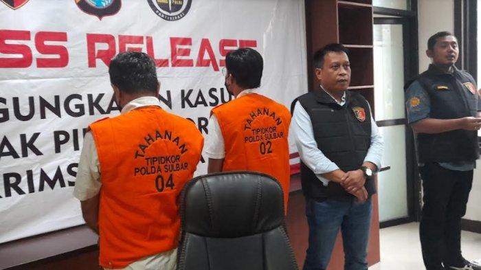Tersangka Jalaluddin Duka dan kontraktor AL (rompi orange 02) saat dihadirkan dalam pres rilis resmi kasus OTT di Mapolda Sulbar Jl Aiptu Nurman, Mamuju, Jumat (5/1/2024). (Abd Rahman)