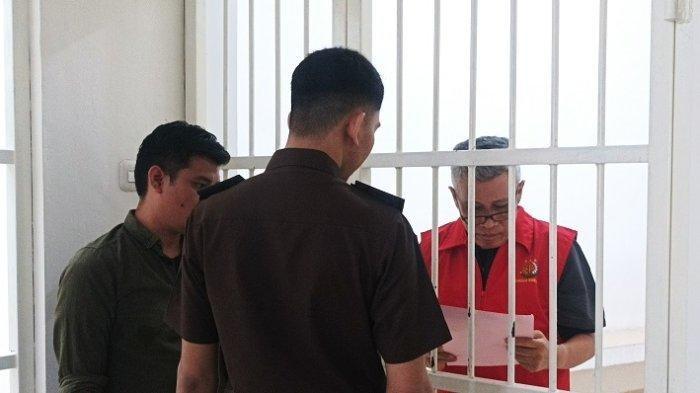 TERSANGKA UANG PALSU - Tersangka Uang Palsu.  Annar Salahuddin Sampetoding (tengah, mengenakan baju tahanan) diserahkan ke Kejaksaan Negeri Gowa. Ia tersangka utama kasus uang palsu UIN Alauddin Makassar, Selasa (15/4/2025).