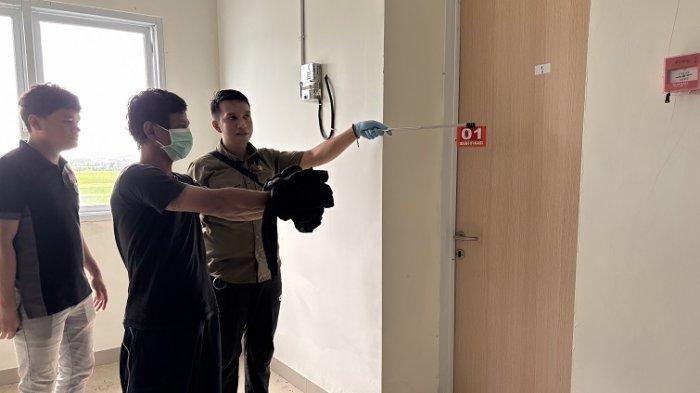 Tersangka utama pencurian 30 unit AC saat menjalani reka ulang adegan di apartemen dokter RSUD Hajja Andi Depu Polewali, Polman, Selasa (24/12/2024).