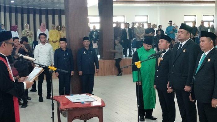 Tiga pimpinan anggota DPRD Polman saat menjalani pengambilan sumpah janji di gedung DPRD Polman Jl Andi Depu, Kelurahan Takatidung, Polman, Rabu (30/10/2024).