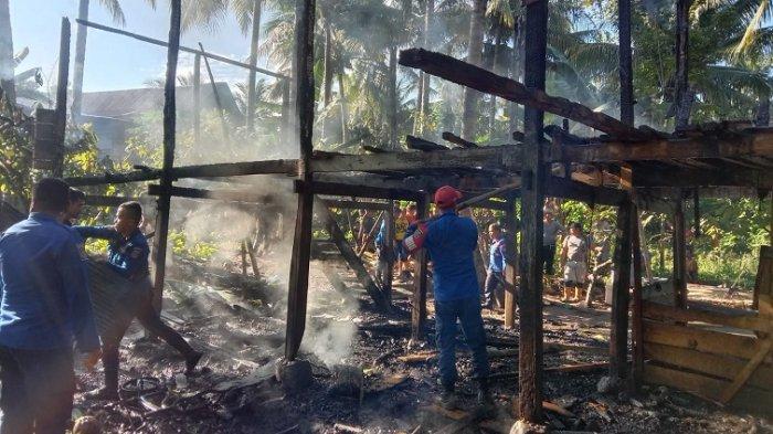 Tim Damkar usai memadamkan api hanguskan satu rumah di Dusun 2, Desa Tuttula Kecamatan Tapango, Polman, Minggu (28/7/2024).