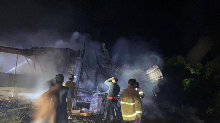 Tim Pemadam dan Warga memadamkan api yang membakar sebuah rumah di Lingkungan Tambi Mamuju
