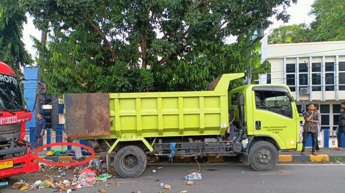 KECELAKAAN TRUK - Truk Tangki Pertamina menabrak truk pengangkut sampah di depan Kantor Dinas Pendidikan Kabupaten Majene, Kecamatan Banggae Timur, pada Kamis (6/3/2025) pagi. Insiden ini melibatkan mobil tangki Pertamina yang bertabrakan dengan truk pengangkut sampah dengan waktu kejadian sekitar pukul 06.00 WITA.