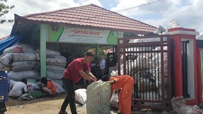 Tumpukan sampah botol plastik tersusun rapi di bank sampah milik DLHK Polman Jl Kartini, Kelurahan Pekkkabata, Jumat (25/8/2023). Fahrun.