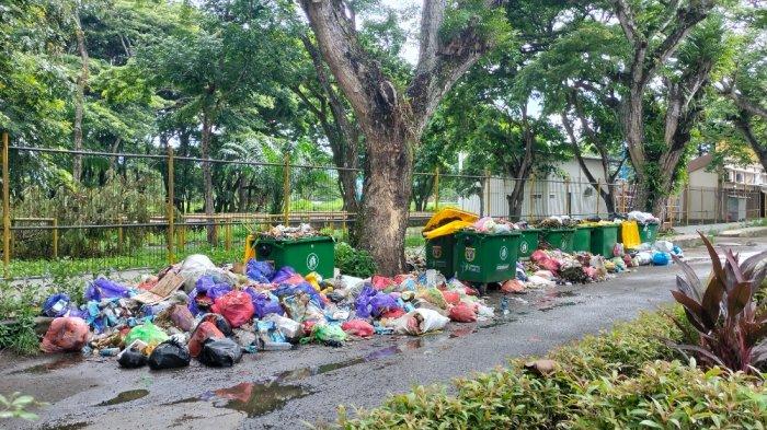 Tumpukan sampah semakin banyak dan berserakan di lima titik, di Jl Stadion Kelurahan Madatte, Kecamatan Polewali, Polman, Senin (8/1/2024). Dok Fahrun.