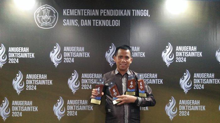 Universitas Sulawesi Barat (Unsulbar) raih prestasi membanggakan dengan berhasil menyabet 4 penghargaan pada ajang Anugerah Diktisaintek 2024 yang dilaksanakan Direktorat Jenderal Pendidikan Tinggi, Sains dan Teknologi (Ditjen Diktisaintek) Kementerian Pendidikan, Sains, dan Teknologi (Kemendiksaintek).