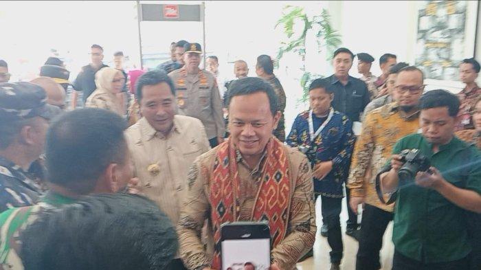 Wamendagri, Bima Arya tiba di Hotel Maleo, Mamuju, Kamis (16/1/2025).