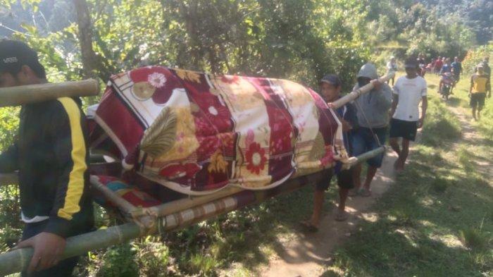 Warga Desa Siraun tandu warga sakit ke Puskesmas Karataun Kalumpang karena akses jalan rusak parah.