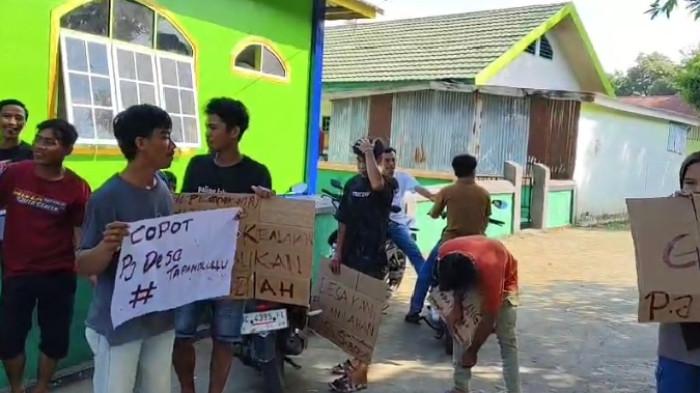 Warga Desa Tappandulu, Kecamatan Simboro, Kabupaten Mamuju, Sulawesi Barat (Sulbar), menggelar aksi demonstrasi, Selasa (22/7/2025). Aksi ini dipicu kekesalan warga terkait pencurian dana desa yang hingga kini belum menemui titik terang.