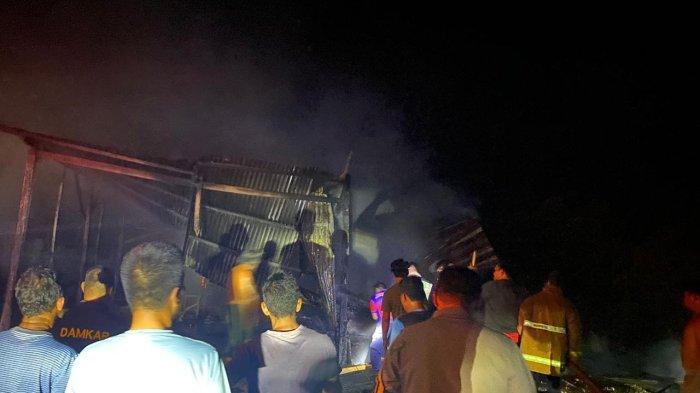 Warga melihat langsung proses pemadaman api pada sebuah rumah yang terbakar di Lingkungan Tambi Mamuju