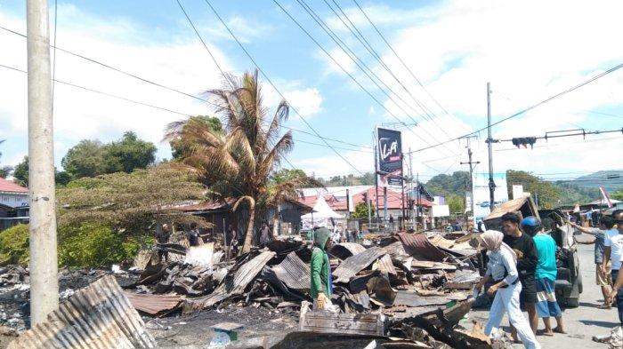 Warga mulai bersihkakn puing bekas kebakaran di mamuju