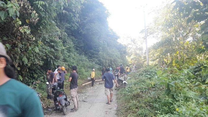 Warga perbaiki sendiri jalan di Tamasapi Mamuju