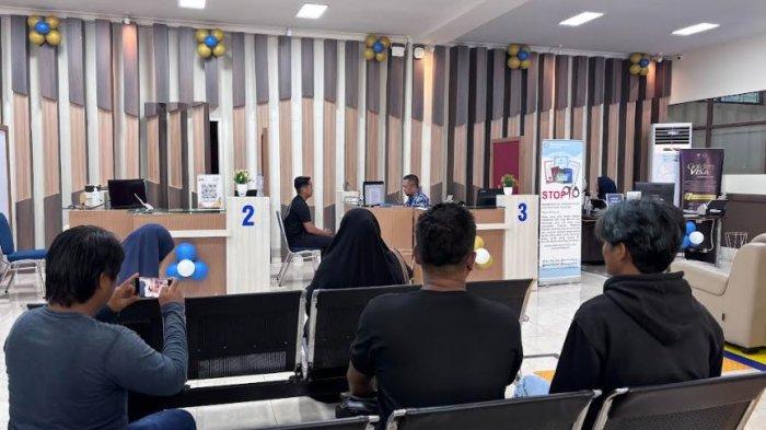 Warga saat mengurus berkas di kantor Imigrasi Polman Jl Tritura, Nomor 12, Kelurahan Madatte, Kecamatan Polewali, Polman, Sabtu (25/1/2025)
