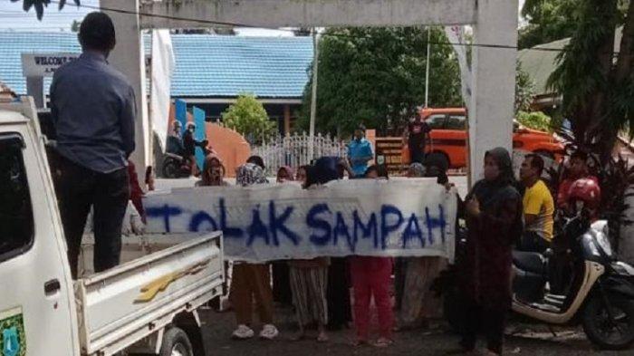 Warga saat menyampaikan penolakannya di kantor Kelurahan Ammasangan, Kecamatan Binunang, Polman, Jumat (12/1/2024) siang tadi.