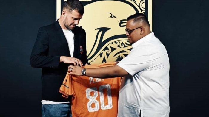 Wiljan Pluim menerima jersey Borneo FC dengan nomor punggung 80 dari Presiden Borneo FC Nabil Husein Said Amin