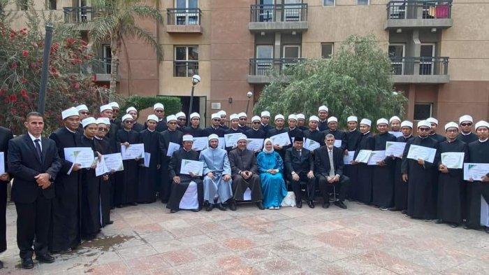 Rektorat Universitas al Azhar Kairo Mesir Minggu (7/4/2024) waktu Mesir, mewisuda 40 peserta daurah alamiiy (pendidikan intensif) Kelas Internasional dari 3 provinsi di Indonesia.