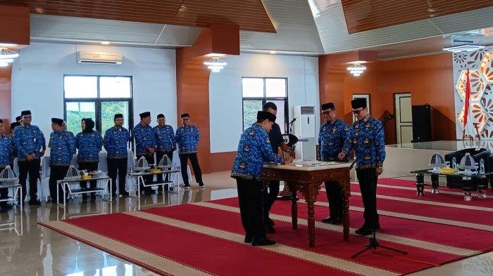 Yakub F Solon saat menandatangani pakta integritas sebagai kadis PMD Sulbar.