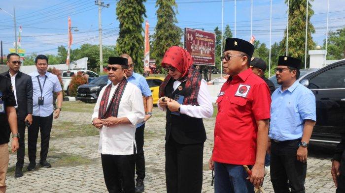 Yaumil Ambo Djiwa bersama Herny Agus saat mendaftar di KPU PasangkaYU