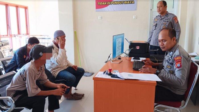 Yusuf ayah korban (Tengah), dan MIY (kiri) saat melapor di Kantor Mapolresta Mamuju, Jumat (22/9/2023).