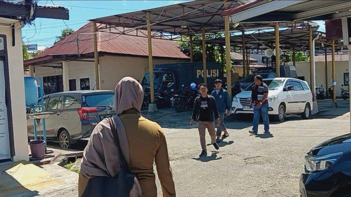 Lapor Polisi - Wanita inisial LIS saat melapor ke Polresta Mamuju terkait kekerasan yang diduga dilakukan oleh ayah kandungnya yang seorang kepala dinas di Sulawesi Barat